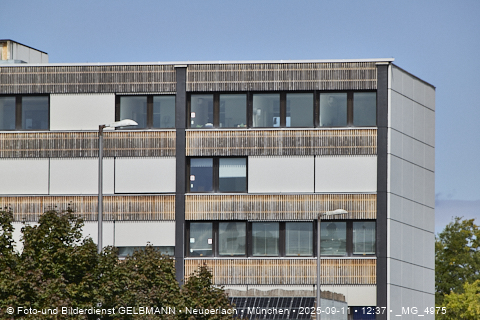 Achitektur_im_Plettzentrum_die Holzverkleidung_an_der_Fassade__MG_4975.jpg